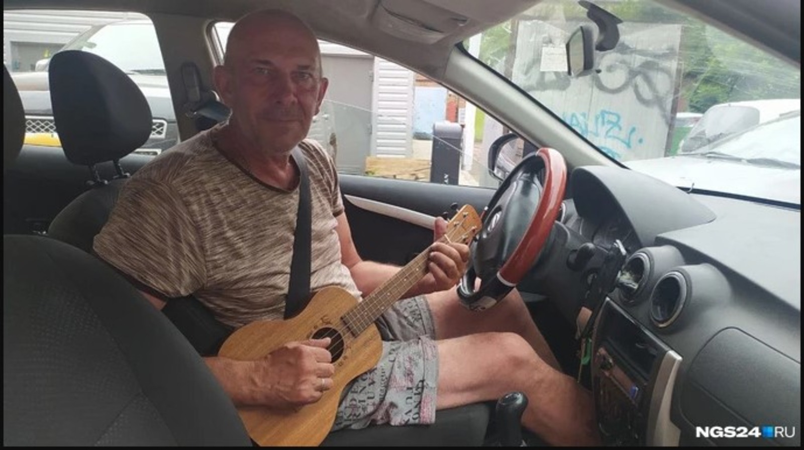 «Мне постоянно ставят пять звезд»: таксист из Красноярска развлекает пассажиров игрой на укулеле