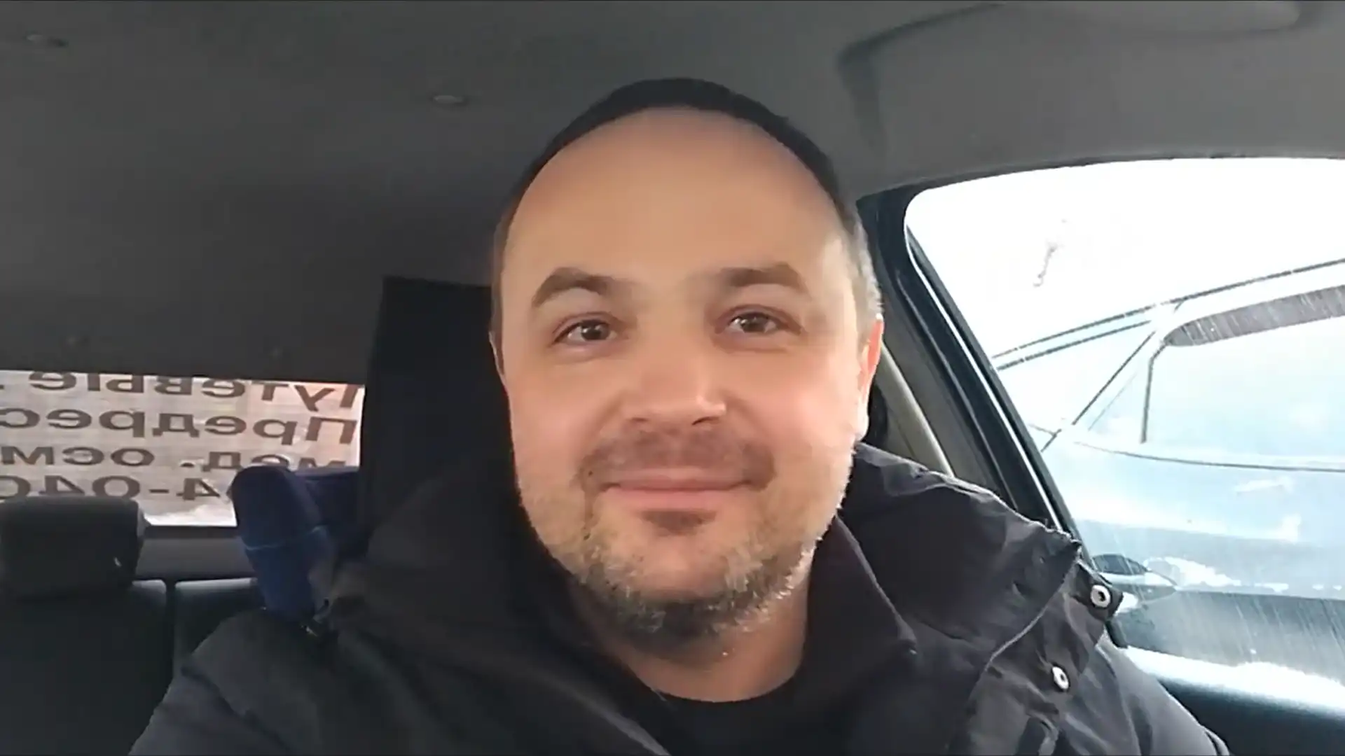 Водитель такси из Нижнего Новгорода читает свои стихи пассажирам и покоряет социальные сети